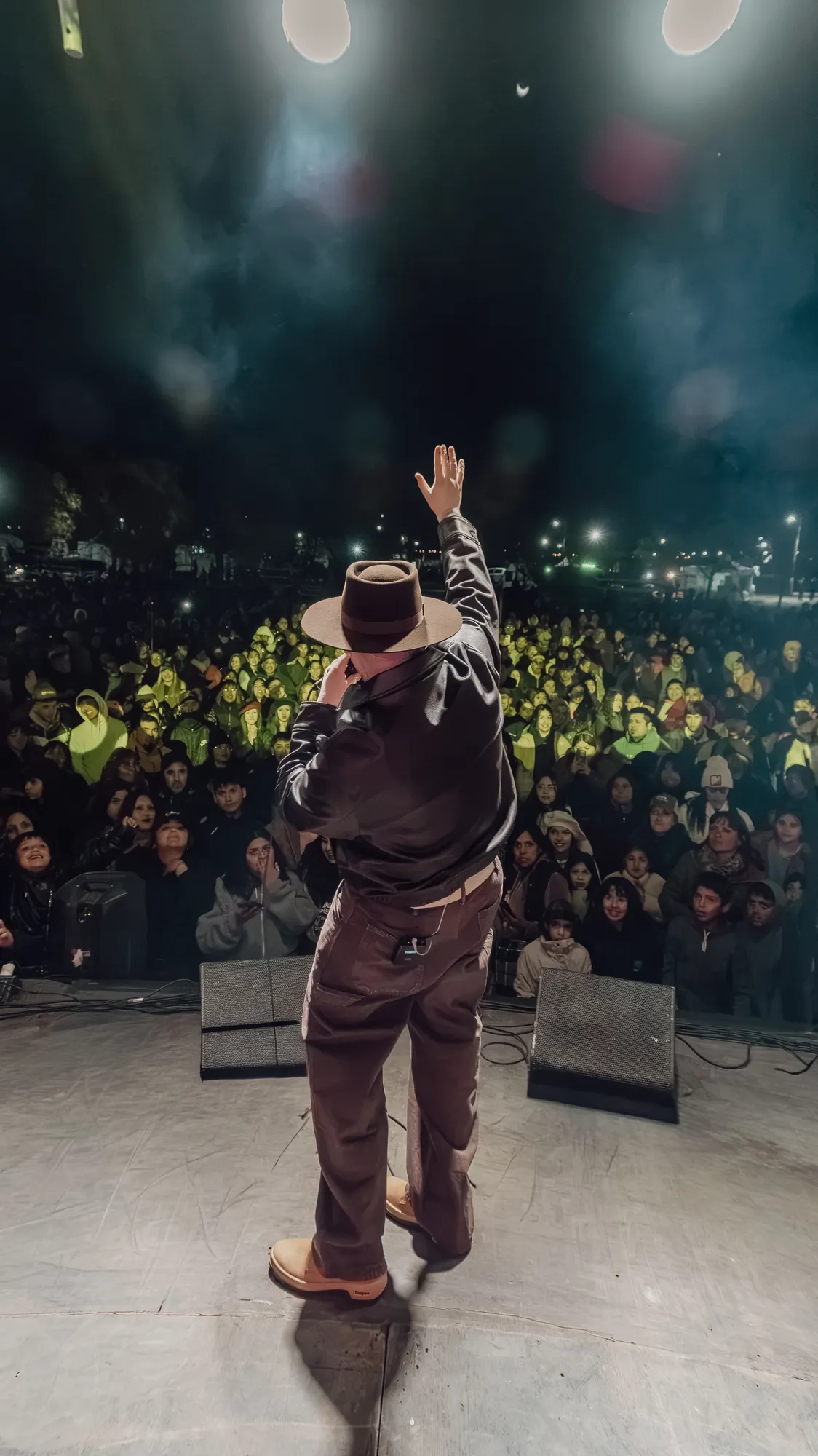 Show en el escenario con el predio lleno
